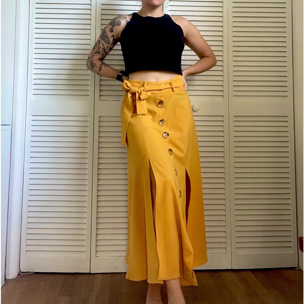 Breezy golden colored skirt with two front slits